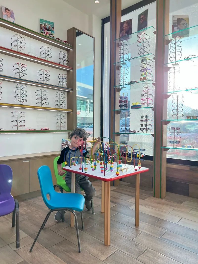 Niño probándose armazones Nano Vista en Óptica4Kids